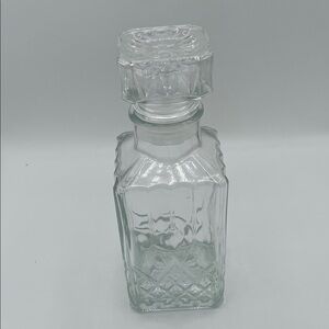 Elegant Clear Glass Decanter with Air Tight Lid